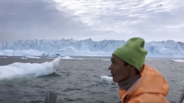 Afbrokkelende ijsberg in Groenland creëert pittig golfslagbad voor toeristen