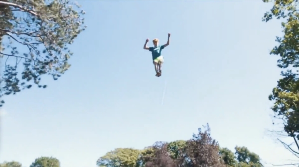 's Werelds eerste succesvolle 8-voudige backflip op een trampoline
