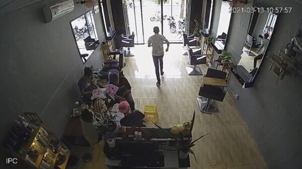 Vietnamese kapsalon beschikt over de schoonste ramen van de straat