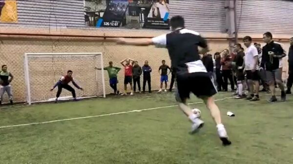 Keepertje weet strafschop knap tegen te houden