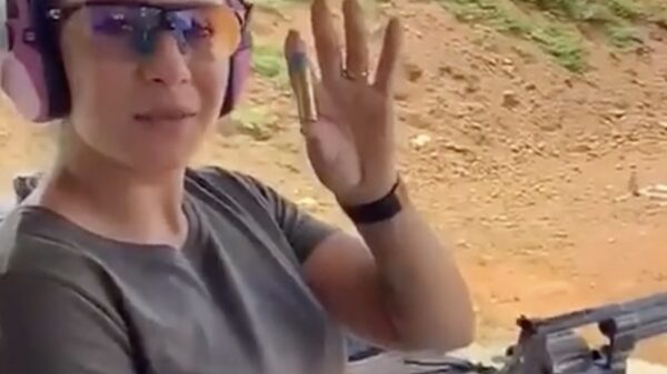 Tip: druk deze dame nooit een pistool in d'r handen