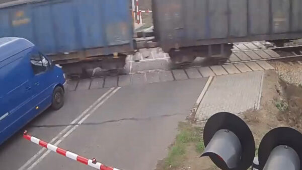 Oude doos: altijd lastig als je remmen het laten afweten bij een spoorwegovergang