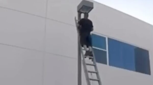 De lamp van een lantaarnpaal verwisselen is knap lastig