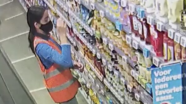 Werknemer van de maand showt haar supersnelle reflexen