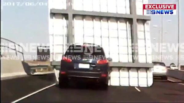 Verkeersbord valt naar beneden en verplettert aanstormende auto