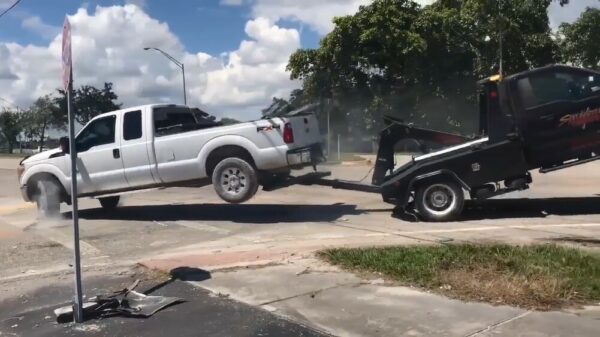 Malloot laat zijn pickup-truck niet zonder slag of stoot wegslepen