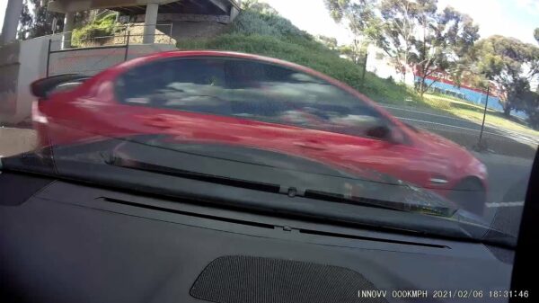 Automobilist wordt met gezinnetje en al van snelweg gebeukt door straatracers