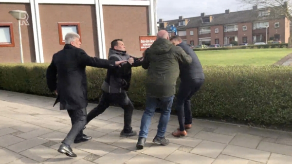 Verslaggever RTV Rijnmond aangevallen door agressieve kerkganger in Krimpen aan de IJssel