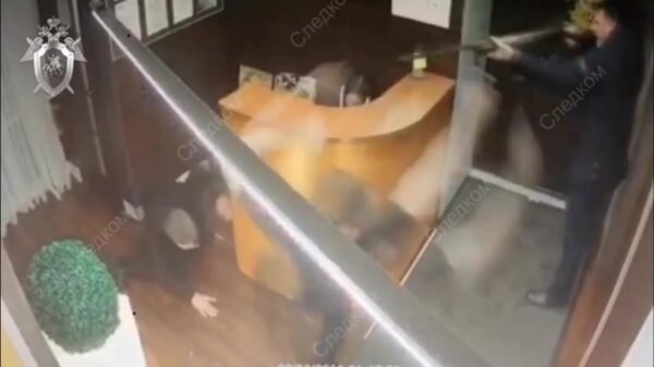 Russische idioot probeert met shotgun club binnen te komen