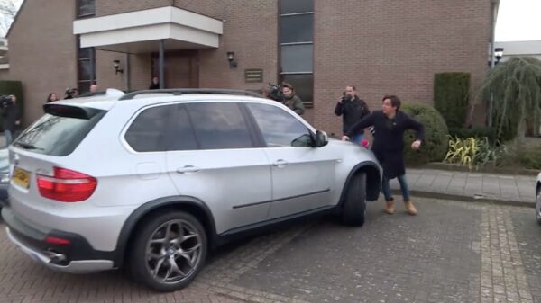 Ook #herres op Urk: Slijptol aangevallen bij kerk en dikke BMW rijdt op hem in!