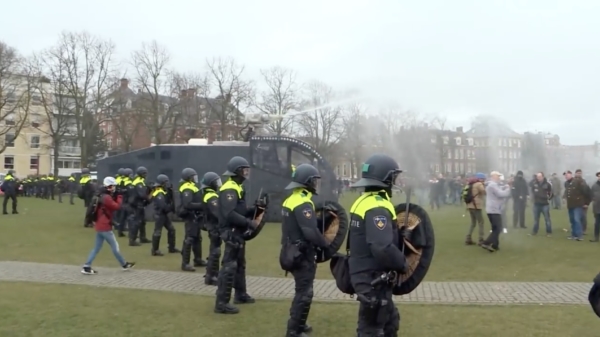 ME veegt weer Museumplein met demonstranten en oud-militairen leeg