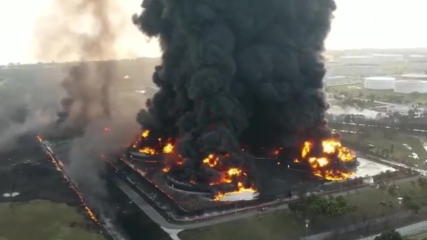 Explosie in olieraffinaderij op Indonesië zorgt voor megabrand, wonderwel slechts 5 gewonden