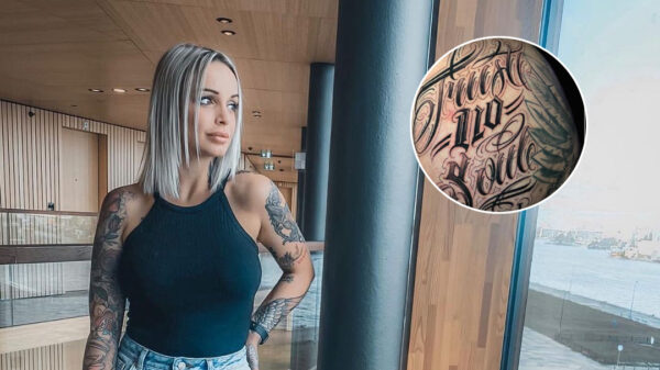 Pommeline heeft haar bevallige bipsje "versierd" met een megajoekel van een tattoo