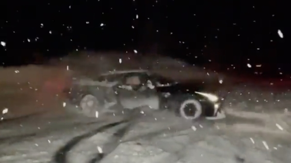 Gevloerd door een driftende auto in de sneeuw