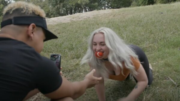 'Jenna the puppy girl' is dolgelukkig met haar baasje