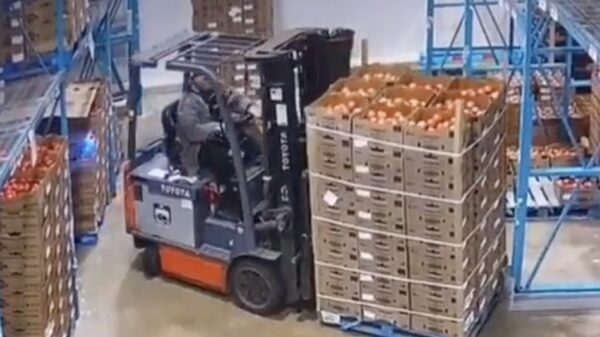 Een heftruckchauffeur in het nauw maakt rare sprongen