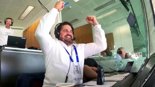 Commentator blijkt apetrotse vader als zoon zijn allereerste doelpunt scoort