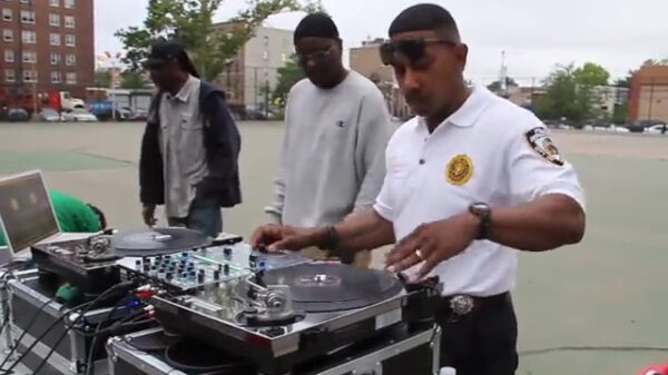 DJ Copper geeft even een heerlijke oldschool scratchdemonstratie