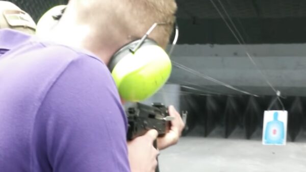 AK-47 schiet ineens in automatische modus en veroorzaakt bijna een ramp