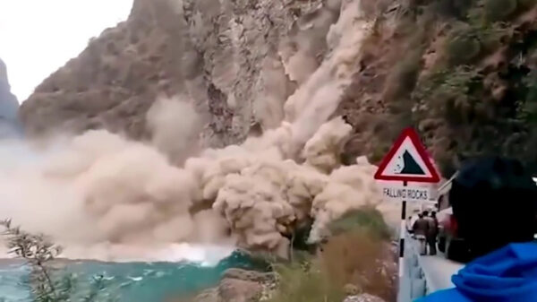 De allesvernietigende kracht van aardverschuivingen in één heftige compilatie