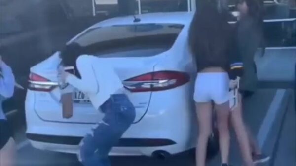 Mensen laten schrikken met een treintoeter in je auto blijft fantastisch