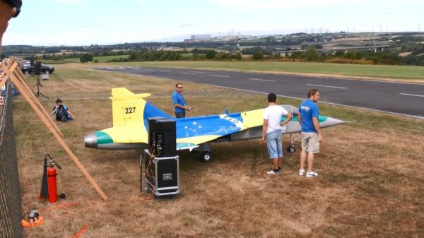 Oude doos: dikke RC straaljager binnen no-time aan gruzelementen