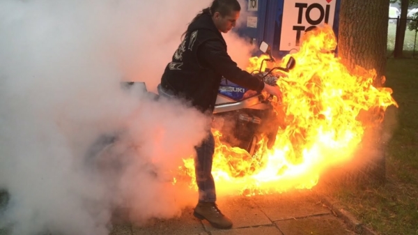 Oude doos: Poolse bink verliest bijna zijn paardenstaart tijdens burnout