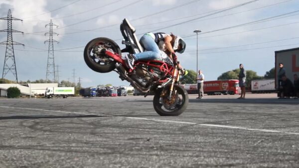 Sportbike Freestyler Sarah Lezito blijkt een echte volhouder te zijn