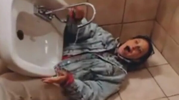 Truus neemt even de wasbak mee naar huis