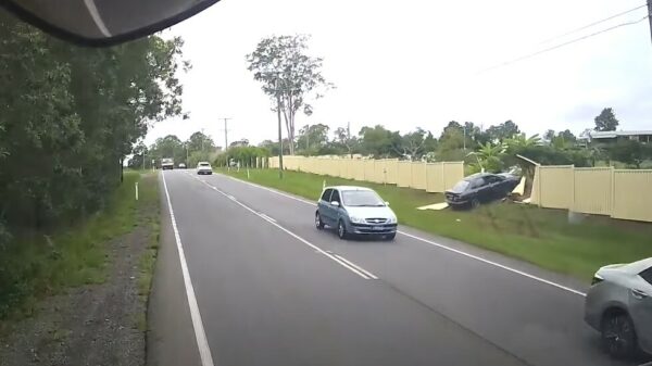 Faalhaas rijdt hek overhoop als hij nog snel een vrachtwagen wil inhalen