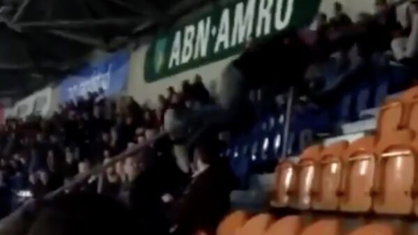 Oude doos: bier halen in een vol stadion