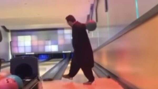 Kijk mij eens ff stoer tussen de beentjes bowlen!