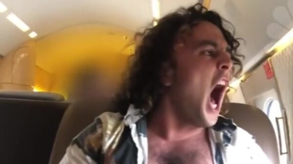 Doorgesnoven DJ gaat volledig in flipmode tijdens privévlucht