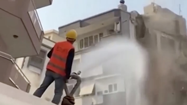 Flatgebouw stort in op ander gebouw na 'gecontroleerde' sloop in het Turkse Izmir