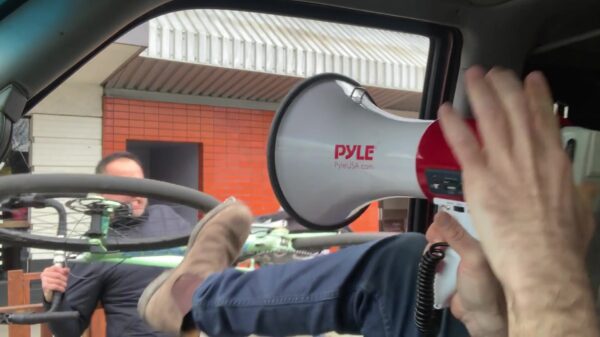 Boze Amerikaan geeft irritante lockdowndemonstrant een fiets