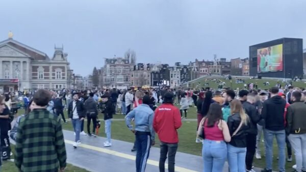 Topdrukte door heerlijke lenteweer op het Museumplein en in het Vondelpark