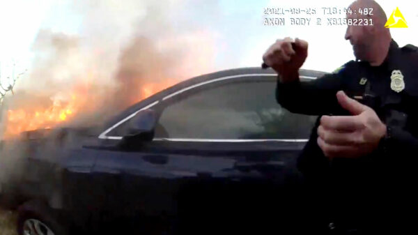 Agenten in Phoenix redden bewusteloze automobilist uit brandende auto