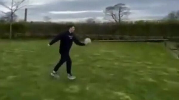 Voetballers doen 1-2tje met een windmolen