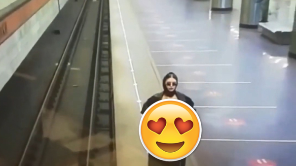 Mysterieuze dame doet een ministriptease voor beveiligingscamera in het metrostation