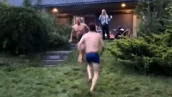 Soms vergeet je even dat een opblaaszwembad niet zo diep is