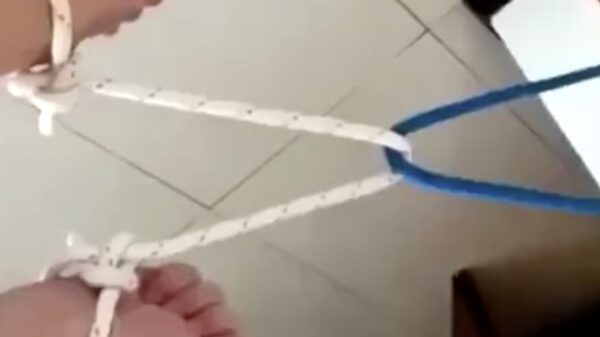 Lifehack: zo ontsnap je als je aan een paal vastgebonden bent