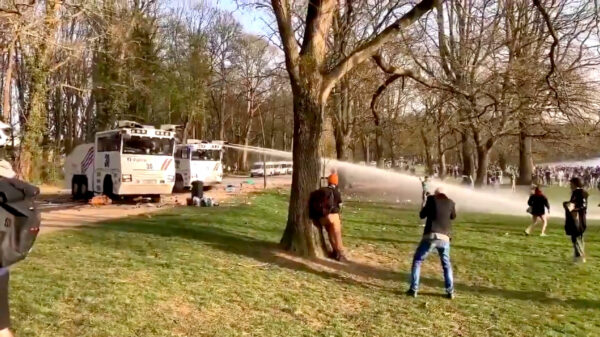 1 april: 5000 jongeren komen op nepfestival 'La Boum' af, agenten bekogeld