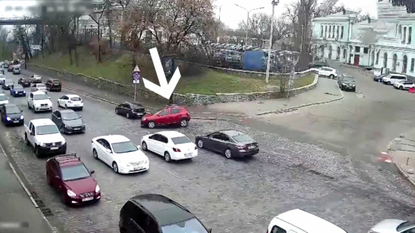 Ondertussen in Kiev: een dubbele fail door twee incompetente automobilisten