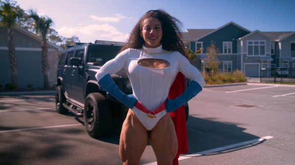 Gespierde Superwoman is sterk genoeg om een Hummer aan te duwen