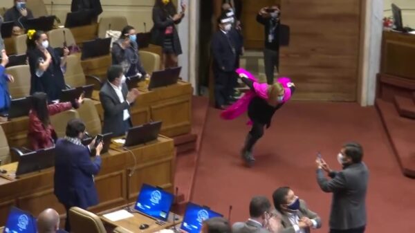 Zo kan het ook: Chileens parlementslid Naruto-rent door de kamer na schrappen wetsvoorstel
