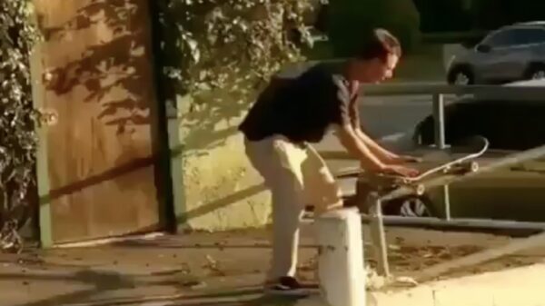 Oude doos: skaterboi geeft zichzelf een pijnlijke nutshot