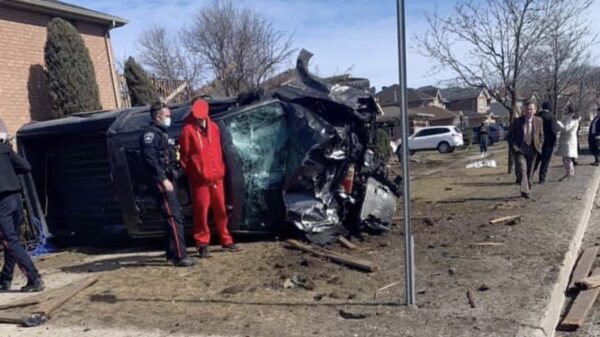 Idioot van het jaar jankt in zijn F-150 voorbij en sloopt complete woonwijk