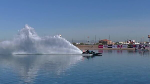 Wat gebeurt er als je 10.000 pk in een klein bootje hengelt?