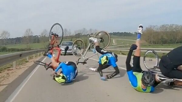 Mijn fout: dorstige wielrenner kegelt al zijn matties tegen de vlakte