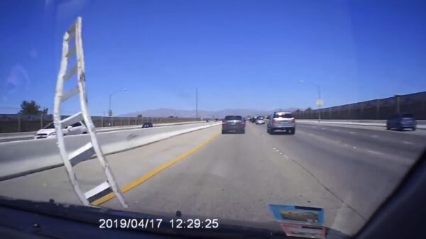 Best &$#%$^ als iemand op de snelweg zijn ladder verliest